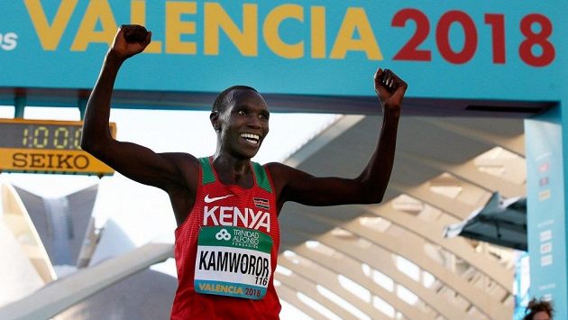 Kamworor je velký bojovník. Kipchoge věří, že po něm převezme žezlo. (MS v půlmaratonu 2018, Valencie, Španělsko) Kamworor je velký bojovník. Kipchoge věří, že po něm převezme žezlo. (MS v půlmaratonu 2018, Valencie, Španělsko)