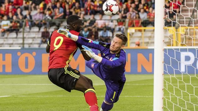 Belgičan Romelu Lukaku (vlevo) při střetu s českým gólmanem Tomášem Vaclíkem. Belgičan Romelu Lukaku (vlevo) při střetu s českým gólmanem Tomášem Vaclíkem.