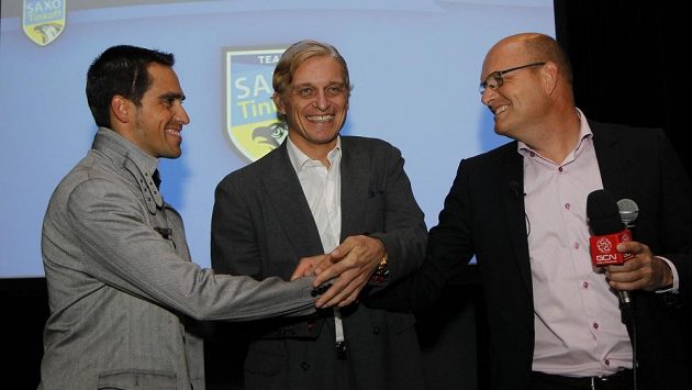 Cyklista Alberto Contador (vlevo), nový majitel týmu Oleg Tiňkov (uprostřed) a týmový manažer Bjarne Riis. Cyklista Alberto Contador (vlevo), nový majitel týmu Oleg Tiňkov (uprostřed) a týmový manažer Bjarne Riis.