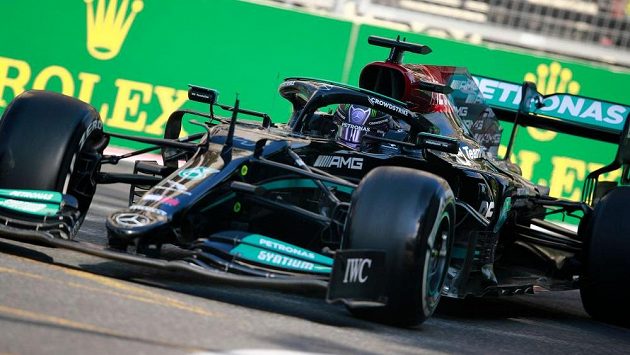 Pilot Mercedesu Lewis Hamilton při Velké ceně Ázerbájdžánu v Baku. Pilot Mercedesu Lewis Hamilton při Velké ceně Ázerbájdžánu v Baku.