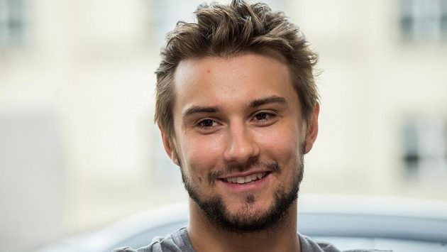 Hokejový brankář Petr Mrázek má důvod k úsměvu. S Detroitem podepsal novou dvouletou smlouvu a k arbitráži nemusí. Hokejový brankář Petr Mrázek má důvod k úsměvu. S Detroitem podepsal novou dvouletou smlouvu a k arbitráži nemusí.
