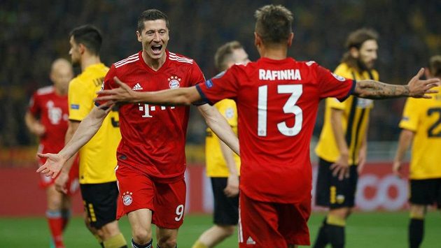 Robert Lewandowski a Rafinha slaví trefu Bayernu proti AEK. Robert Lewandowski a Rafinha slaví trefu Bayernu proti AEK.