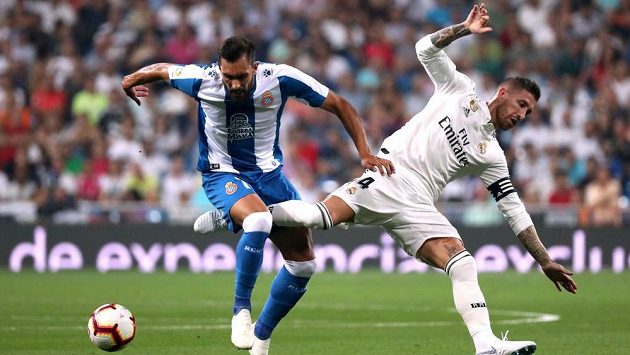 Borja Iglesias (vlevo) ještě v dresu Espaňolu a Sergio Ramos z Realu Madrid. Borja Iglesias (vlevo) ještě v dresu Espaňolu a Sergio Ramos z Realu Madrid.