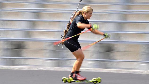 Gabriela Soukalová v tréninkové zátěži na kolečkových lyžích. Gabriela Soukalová v tréninkové zátěži na kolečkových lyžích.