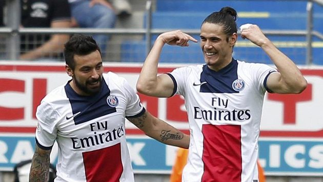 Edinson Cavani (vpravo) z Paris SG slaví gól proti Sochaux s týmovým kolegou Ezequielem Lavezzim. Edinson Cavani (vpravo) z Paris SG slaví gól proti Sochaux s týmovým kolegou Ezequielem Lavezzim.