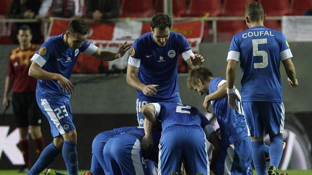 Fotbalisté Liberece se radují z vyrovnávacího gólu proti Seville. Fotbalisté Liberece se radují z vyrovnávacího gólu proti Seville.