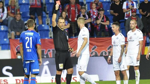 Stanislav Hofmann ze Slovácka dostává v Plzni červenou kartu. Stanislav Hofmann ze Slovácka dostává v Plzni červenou kartu.