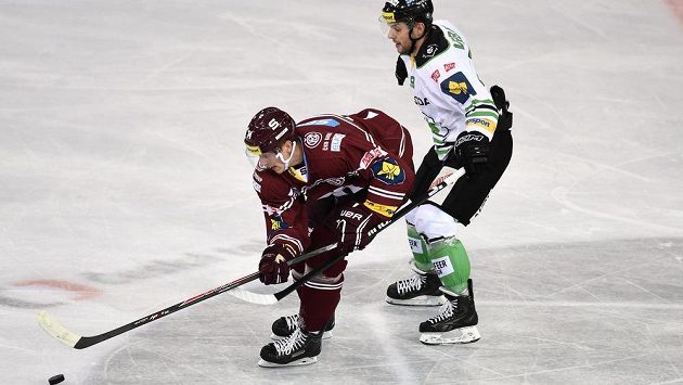 Daniel Přibyl (vlevo) ještě v dresu Sparty v utkání Tipsport extraligy. Daniel Přibyl (vlevo) ještě v dresu Sparty v utkání Tipsport extraligy.