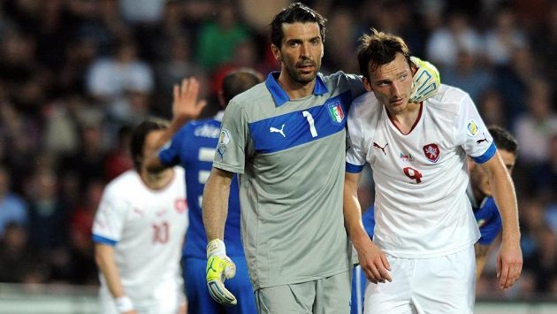 Brankář Gianiugi Buffon (vlevo) a český útočník Libor Kozák. Brankář Gianiugi Buffon (vlevo) a český útočník Libor Kozák.