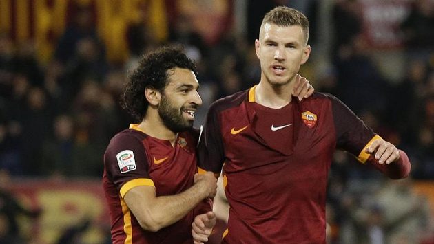 Edin Džeko a Mohamed Salah (vlevo) z AS Řím v duelu proti Palermu. Edin Džeko a Mohamed Salah (vlevo) z AS Řím v duelu proti Palermu.