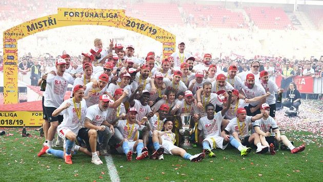Fotbalisté Slavie slaví výhru v lize i poháru. Jaké další kluby vedle ní letos v Evropě získaly tzv. double? Fotbalisté Slavie slaví výhru v lize i poháru. Jaké další kluby vedle ní letos v Evropě získaly tzv. double?