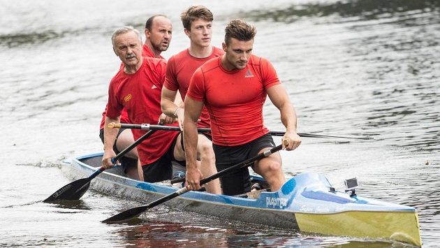 Kanoistická rodina Fuksových (zepředu): Martin, jeho bratr Petr, dědeček Josef a otec Petr. Kanoistická rodina Fuksových (zepředu): Martin, jeho bratr Petr, dědeček Josef a otec Petr.