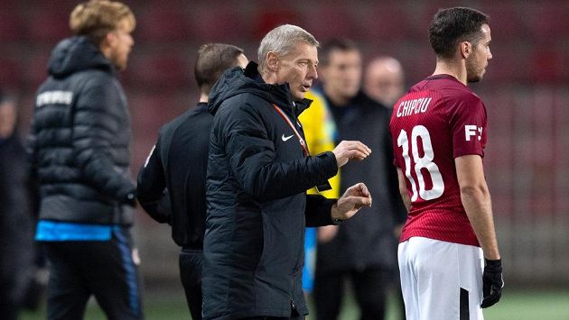 Trenér Sparty Zdeněk Ščasný udílí pokyny Alexandru Chipciuovi během utkání proti Teplicím. Trenér Sparty Zdeněk Ščasný udílí pokyny Alexandru Chipciuovi během utkání proti Teplicím.