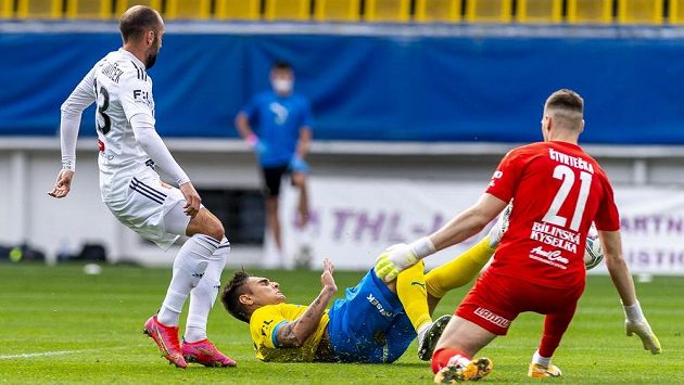 Zleva Tomáš Zahradníček z Olomouce, Martin Chlumecký a brankář Jan Čtvrtečka z Teplic. Zleva Tomáš Zahradníček z Olomouce, Martin Chlumecký a brankář Jan Čtvrtečka z Teplic.