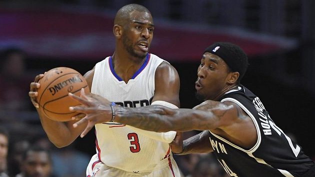 Chrise Paula (vlevo) z Los Angeles Clippers brání Rondae Hollis-Jefferson z Brooklynu. Chrise Paula (vlevo) z Los Angeles Clippers brání Rondae Hollis-Jefferson z Brooklynu.