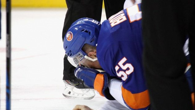 Johnny Boychuk si poranil oko po zásahu bruslí útočníka Montrealu Artturiho Lehkonena. Johnny Boychuk si poranil oko po zásahu bruslí útočníka Montrealu Artturiho Lehkonena.