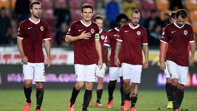 Smutní sparťanští fotbalisté po porážce s Ostravou. Vpředu zleva Josef Hušbauer, David Lafata, Michal Breznaník a Marek Matějovský. Smutní sparťanští fotbalisté po porážce s Ostravou. Vpředu zleva Josef Hušbauer, David Lafata, Michal Breznaník a Marek Matějovský.