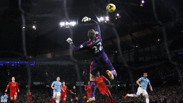 Střelu Alvara Negreda z Manchesteru City (vprav) vyráží brankář Liverpoolu Simon Mignolet pouze do vlastní sítě. Střelu Alvara Negreda z Manchesteru City (vprav) vyráží brankář Liverpoolu Simon Mignolet pouze do vlastní sítě.