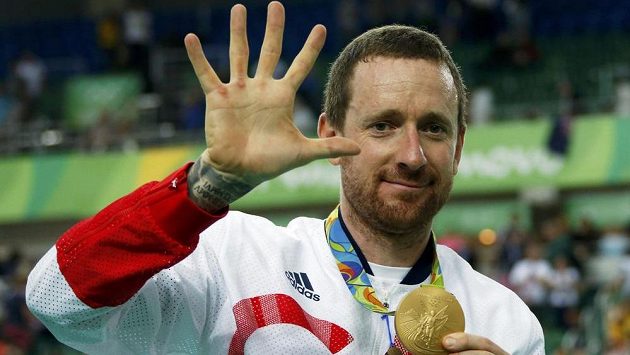 Bradley Wiggins pózuje se zlatou medailí. Bradley Wiggins pózuje se zlatou medailí.