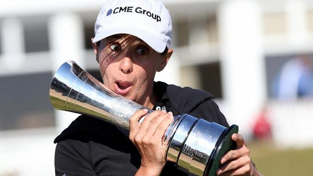 Americká golfistka Mo Martinová pózuje s trofejí pro vítězku British Open. Americká golfistka Mo Martinová pózuje s trofejí pro vítězku British Open.