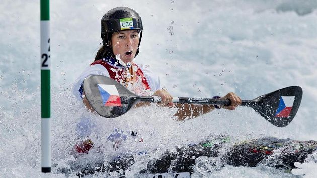 Kajakářka Kateřina Kudějová během olympijského závodu. Kajakářka Kateřina Kudějová během olympijského závodu.