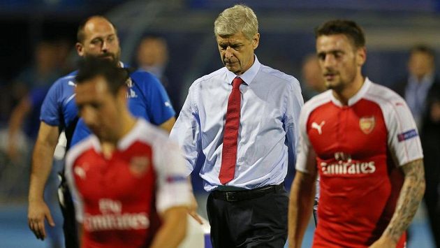 Zklamaný trenér Arsenalu Arsené Wenger opouští trávník stadiónu Dinama Záhřeb. Zklamaný trenér Arsenalu Arsené Wenger opouští trávník stadiónu Dinama Záhřeb.