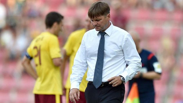 Plzeňský trenér Dušan Uhrin byl po prohře v Superpoháru se Spartou hodně zasmušilý. Plzeňský trenér Dušan Uhrin byl po prohře v Superpoháru se Spartou hodně zasmušilý.
