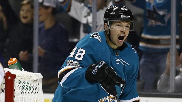 Tomáš Hertl ze San jose se raduje z gólu proti Buffalu. Tomáš Hertl ze San jose se raduje z gólu proti Buffalu.