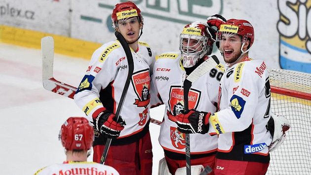 Královéhradečtí hokejisté slaví vítězství na ledě Mladé Boleslavi. Zleva Karel Plášil, brankář Ondřej Kacetl a Bohumil Jank. Královéhradečtí hokejisté slaví vítězství na ledě Mladé Boleslavi. Zleva Karel Plášil, brankář Ondřej Kacetl a Bohumil Jank.