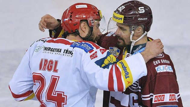 Zbyněk Irgl z Třince (vlevo) a Tomáš Rolinek ze Sparty se zdraví po zápase, ve kterém Třinec vyhrál a postoupil do finále. Zbyněk Irgl z Třince (vlevo) a Tomáš Rolinek ze Sparty se zdraví po zápase, ve kterém Třinec vyhrál a postoupil do finále.