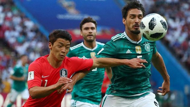 Německý fotbalista Mats Hummels se snaží odstavit soupeře během utkání MS s Koreou. Německý fotbalista Mats Hummels se snaží odstavit soupeře během utkání MS s Koreou.