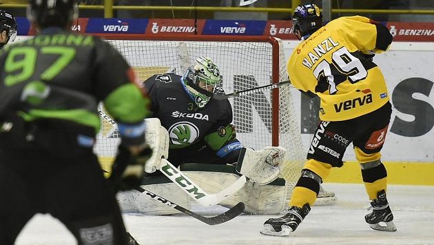Martin Hanzl z Litvínova před brankářem Boleslavi Gašperem Krošeljem. Martin Hanzl z Litvínova před brankářem Boleslavi Gašperem Krošeljem.