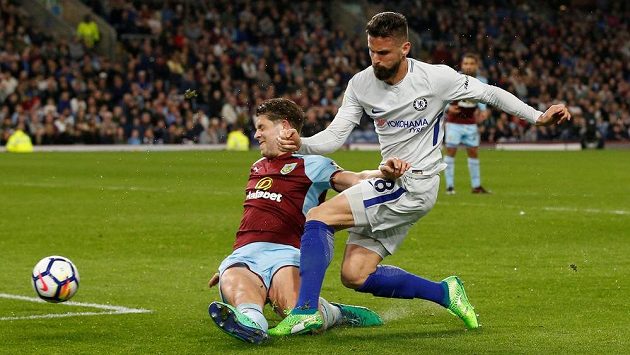 Útočník Olivier Giroud (vpravo) z Chelsea pálí, jeho střelu se snaží zblokovat James Tarkowski z Burnley. Útočník Olivier Giroud (vpravo) z Chelsea pálí, jeho střelu se snaží zblokovat James Tarkowski z Burnley.