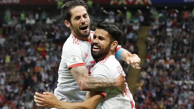 Střelec španělského gólu Diego Costa (vpravo) a Isco se radují při utkání s Íránem. Střelec španělského gólu Diego Costa (vpravo) a Isco se radují při utkání s Íránem.