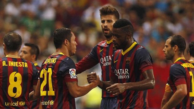 Adriano Correia (vlevo) oslavuje se spoluhráči z Barcelony gól proti Malaze. Adriano Correia (vlevo) oslavuje se spoluhráči z Barcelony gól proti Malaze.