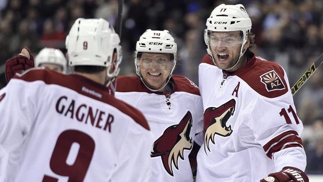 Martin Hanzal (11) dal vítězný gól Arizony na ledě Toronta. S ním jásají Sam Gagner (9) a Martin Erat (10). Martin Hanzal (11) dal vítězný gól Arizony na ledě Toronta. S ním jásají Sam Gagner (9) a Martin Erat (10).