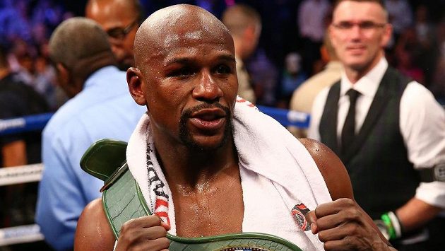Je můj. Floyd Mayweather si může pás pro vítěze odvést domů. Conora McGregora porazil v 10. kole technickým K.O. Je můj. Floyd Mayweather si může pás pro vítěze odvést domů. Conora McGregora porazil v 10. kole technickým K.O.