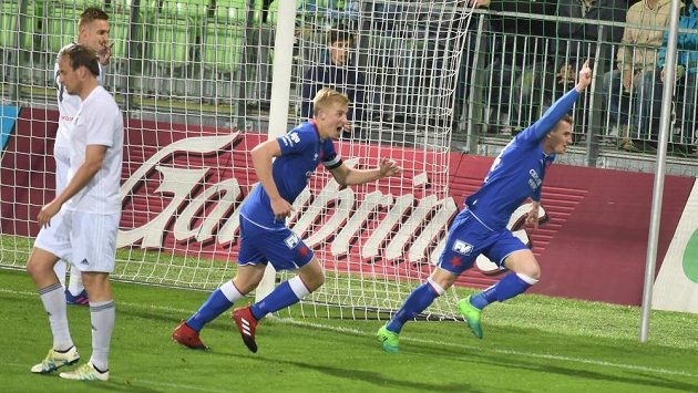 Radost Slavie z úvodního gólu v Karviné. Vpravo Muris Mešanovič, vlevo Michal Frydrych. Radost Slavie z úvodního gólu v Karviné. Vpravo Muris Mešanovič, vlevo Michal Frydrych.