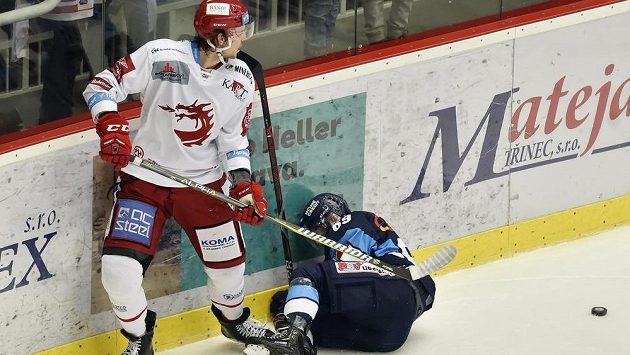 Třinecký obránce Martin Gernát (vlevo) fauloval libereckého Marka Zachara. Třinecký obránce Martin Gernát (vlevo) fauloval libereckého Marka Zachara.