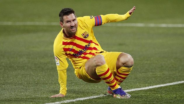 Lionel Messi v duelu s Huescou. Nad posledním týmem tabulky vyhrála Barcelona těsně 1:0. Lionel Messi v duelu s Huescou. Nad posledním týmem tabulky vyhrála Barcelona těsně 1:0.