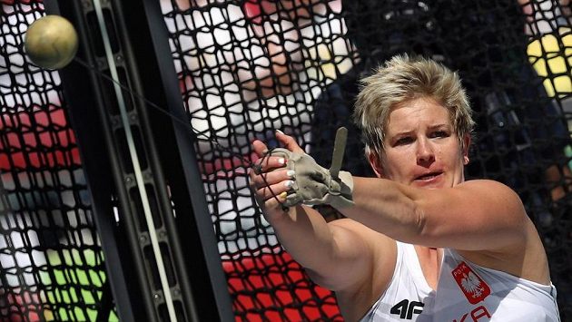 Olympijská vítězka a světová rekordmanka hází s levou rukavicí své bývalé reprezentační kolegyně. Olympijská vítězka a světová rekordmanka hází s levou rukavicí své bývalé reprezentační kolegyně.