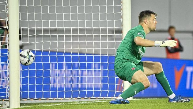 Brankář Slavie Aleš Mandous pouští gól. Brankář Slavie Aleš Mandous pouští gól.