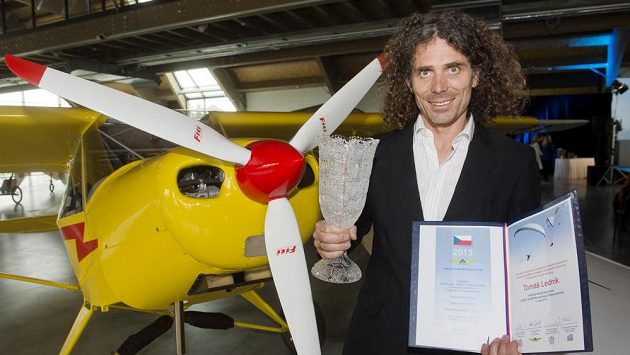 Český paraglidista Tomáš Lednik zahynul při neštěstí v Keni. Na archivním snímku z 18. dubna 2014 z Mladé Boleslavi je s trofejí pro nejlepšího leteckého sportovce za rok 2013. Český paraglidista Tomáš Lednik zahynul při neštěstí v Keni. Na archivním snímku z 18. dubna 2014 z Mladé Boleslavi je s trofejí pro nejlepšího leteckého sportovce za rok 2013.