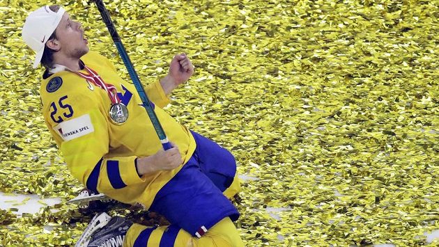 Zlatá euforie švédských hokejistů. Na snímku se na ledě kodaňské Royal Areny raduje Jacob de la Rose. Zlatá euforie švédských hokejistů. Na snímku se na ledě kodaňské Royal Areny raduje Jacob de la Rose.