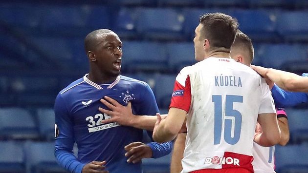 Glen Kamara z Rangers (vlevo) ve slovní přestřelce s Ondřejem Kúdelou z týmu Slavie. Glen Kamara z Rangers (vlevo) ve slovní přestřelce s Ondřejem Kúdelou z týmu Slavie.