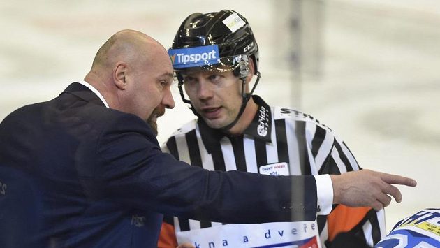Majitel Komety Libor Zábranský (vlevo) a hlavní rozhodčí Oldřich Hejduk. Majitel Komety Libor Zábranský (vlevo) a hlavní rozhodčí Oldřich Hejduk.