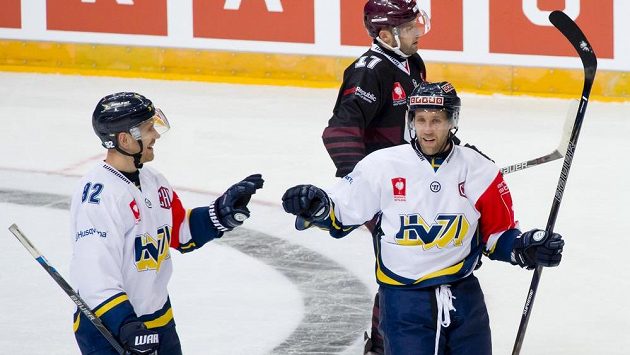 Útočník Jönköpingu Martin Thörnberg (vpravo) se raduje se svým spoluhráčem Teemu Lainem z gólu. Útočník Jönköpingu Martin Thörnberg (vpravo) se raduje se svým spoluhráčem Teemu Lainem z gólu.