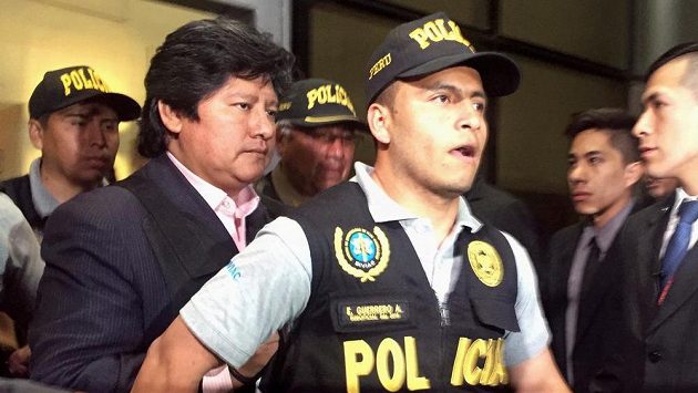 Předseda peruánského fotbalového svazu Edwin Oviedo byl zadržen kvůli podezření z korupce. Předseda peruánského fotbalového svazu Edwin Oviedo byl zadržen kvůli podezření z korupce.