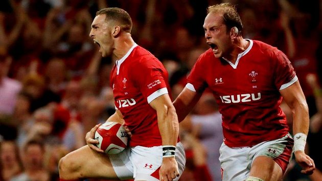 K favoritům šampionátu patří Wales. Na snímku se radují George North a Alun Wynn Jones. K favoritům šampionátu patří Wales. Na snímku se radují George North a Alun Wynn Jones.