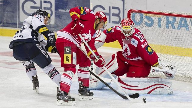 Ondřej Roman (vlevo) z Vítkovic bojuje o puk s obráncem Třince Lukášem Galvasem. Vše sleduje brankář Ocelářů Šimon Hrubec. Ondřej Roman (vlevo) z Vítkovic bojuje o puk s obráncem Třince Lukášem Galvasem. Vše sleduje brankář Ocelářů Šimon Hrubec.